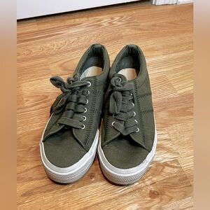 Fashion Bug Women’s Green Platform Sneakers Size 7.5
